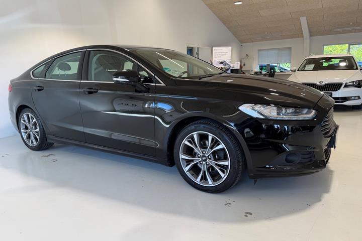 Sort Ford Mondeo fra 2018