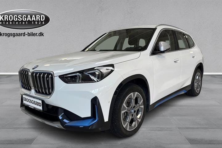 Hvid BMW iX1 fra 2023 set udefra