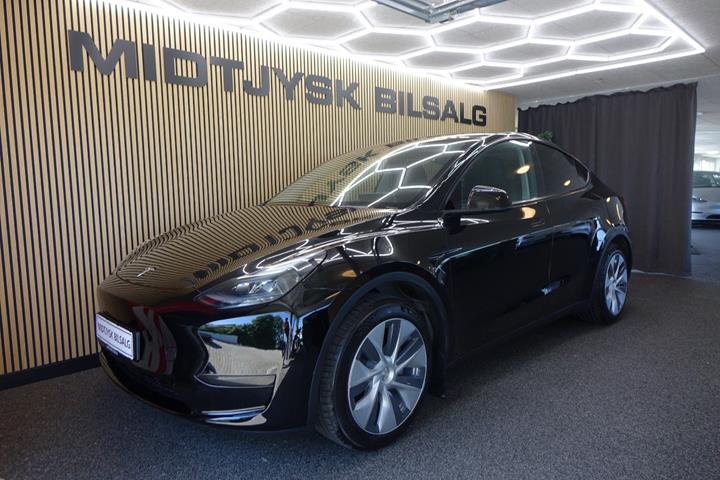 Sort Tesla Model Y fra 2023 set udefra