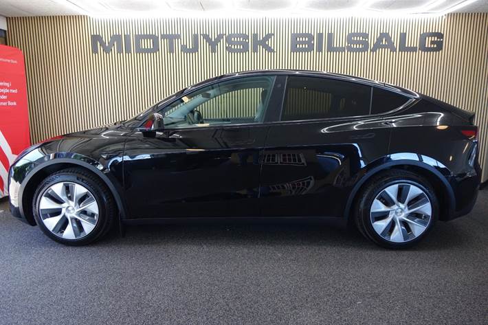 Sort Tesla Model Y fra 2023
