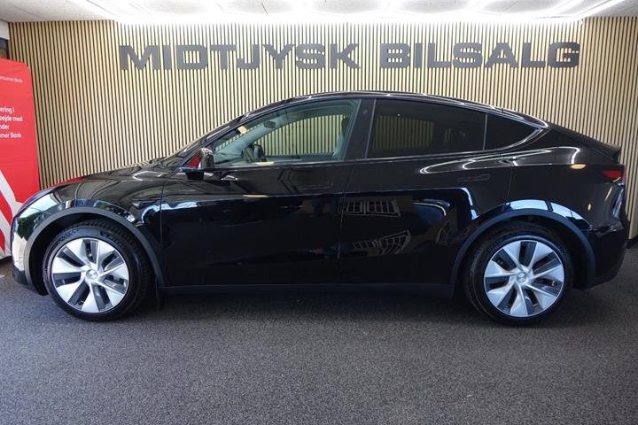 Sort Tesla Model Y fra 2023
