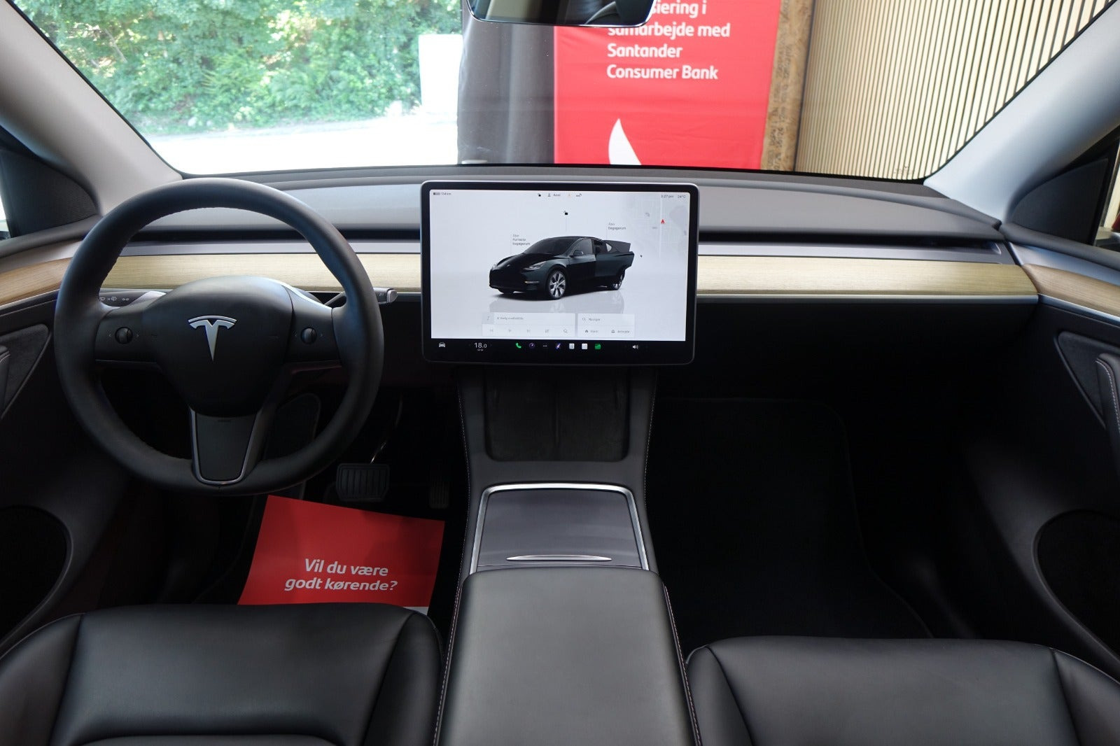 Sort Tesla Model Y fra 2023