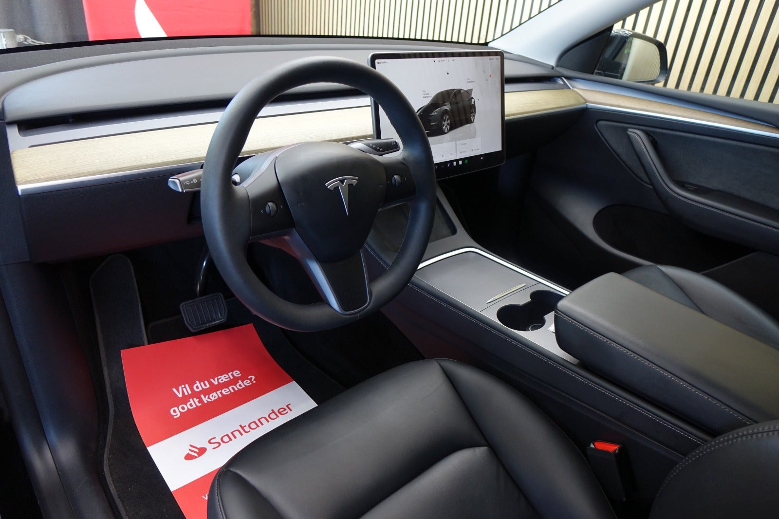 Sort Tesla Model Y fra 2023