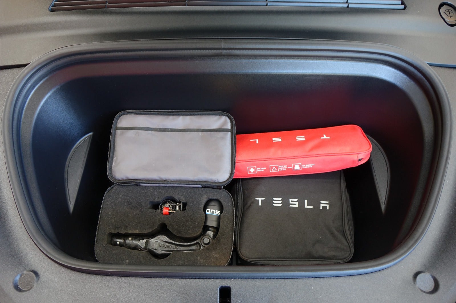 Sort Tesla Model Y fra 2023