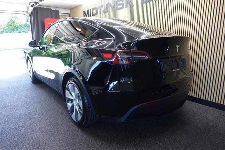 Sort Tesla Model Y fra 2023