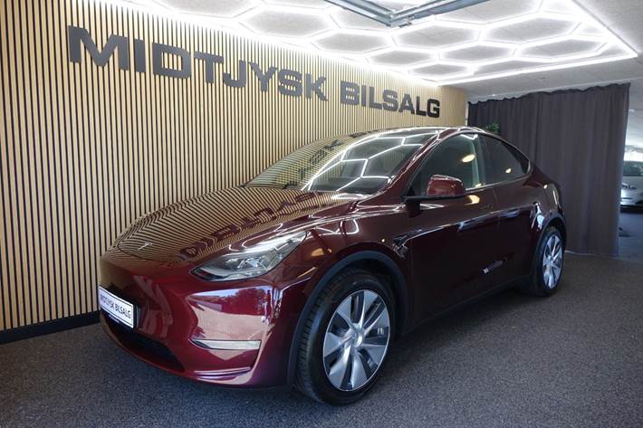 Rød Tesla Model Y fra 2023