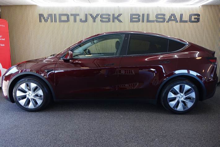 Rød Tesla Model Y fra 2023
