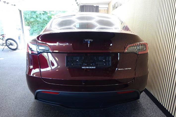Rød Tesla Model Y fra 2023
