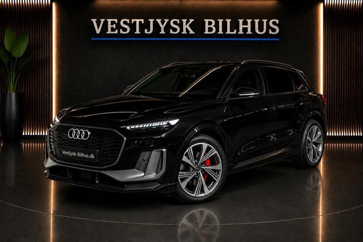 Sort Audi Q6 e-tron fra 2025 set udefra