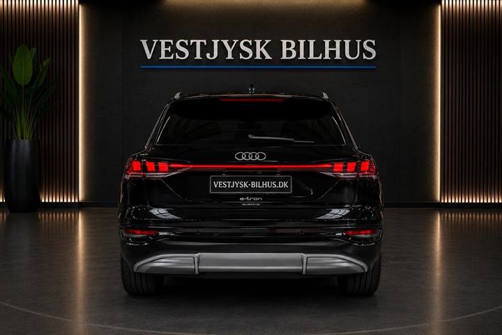 Sort Audi Q6 e-tron fra 2025