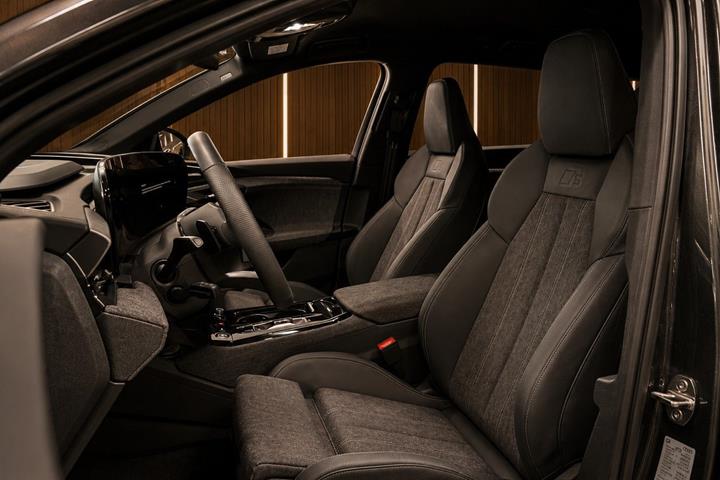 Sort Audi Q6 e-tron fra 2025