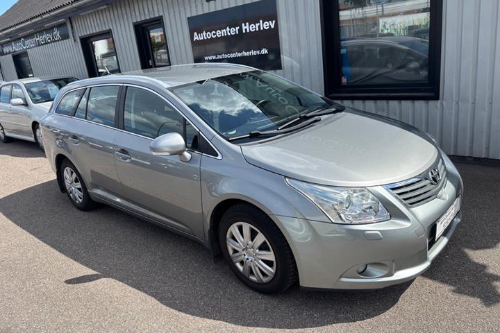 Grå Toyota Avensis fra 2012 set udefra