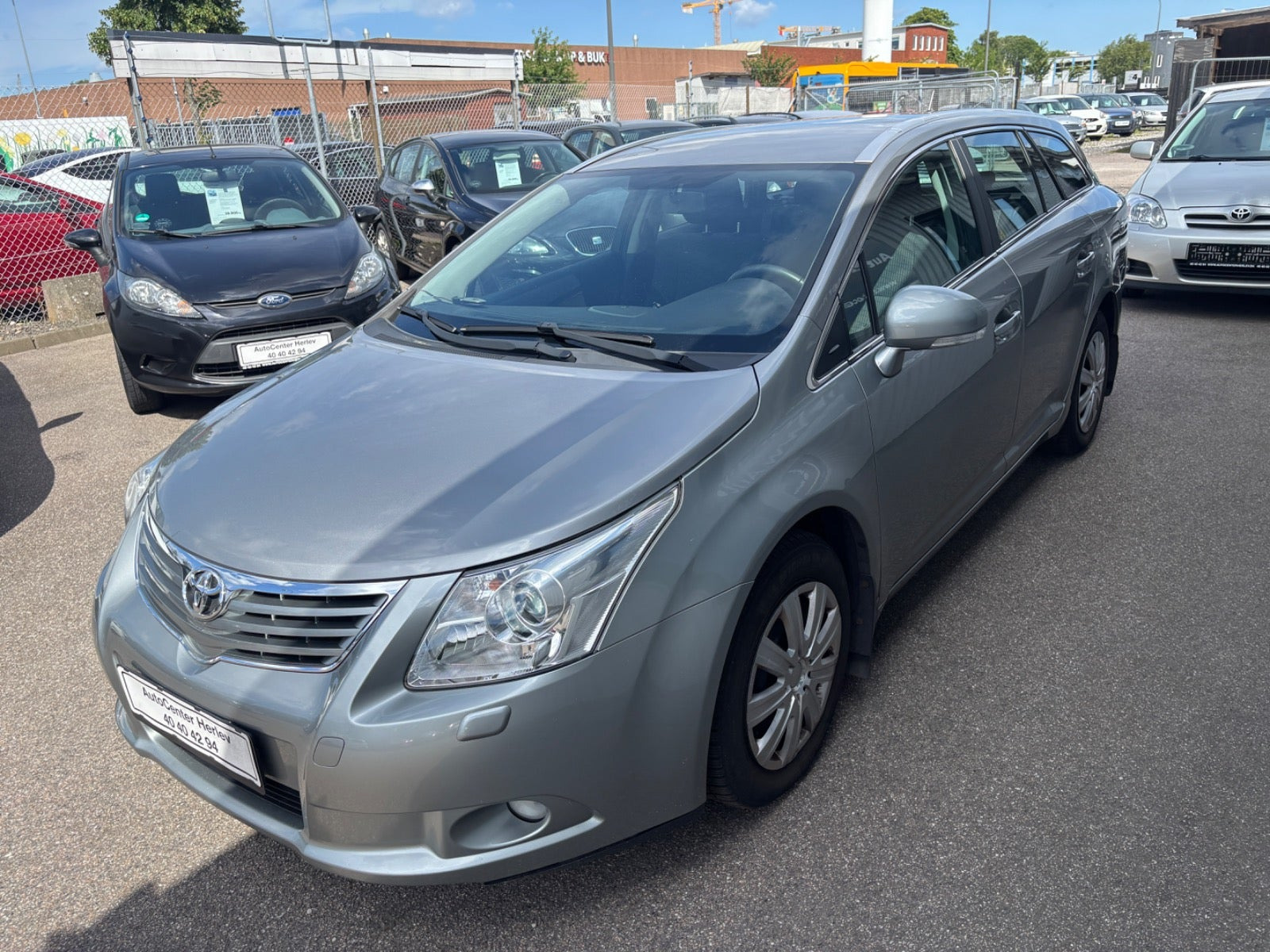 Grå Toyota Avensis fra 2012