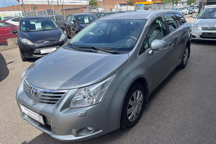 Grå Toyota Avensis fra 2012