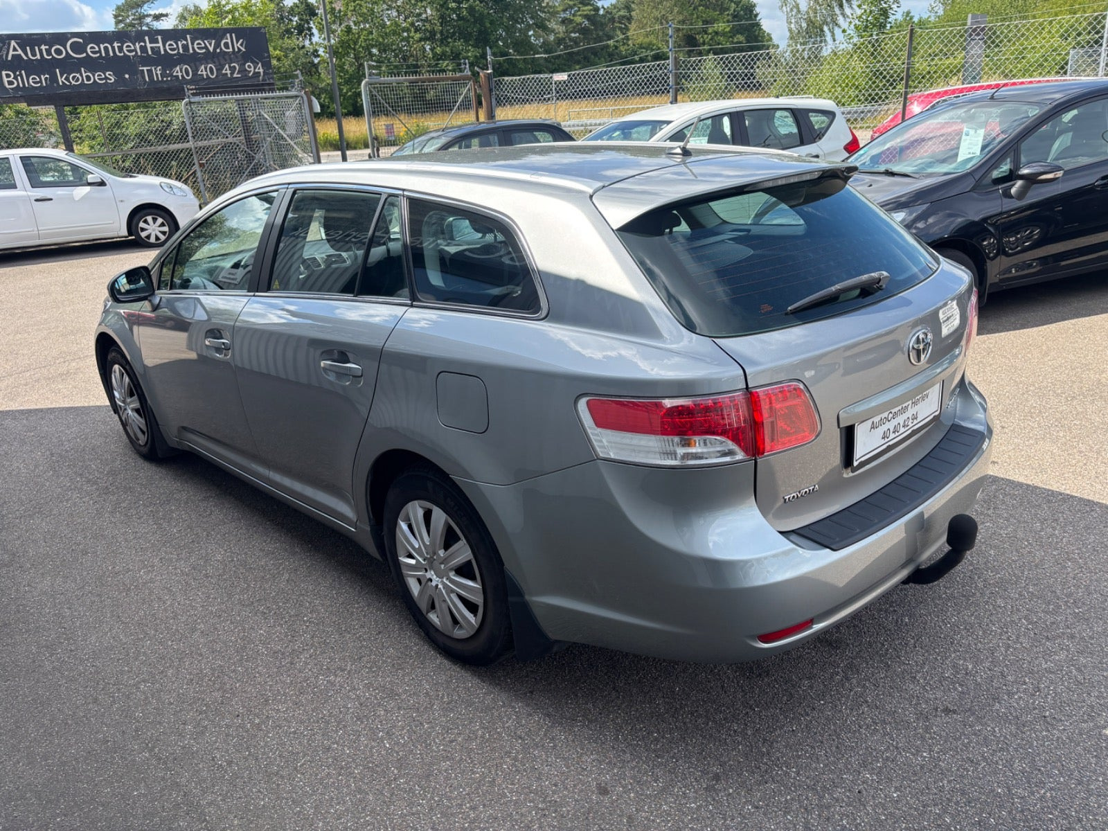 Grå Toyota Avensis fra 2012