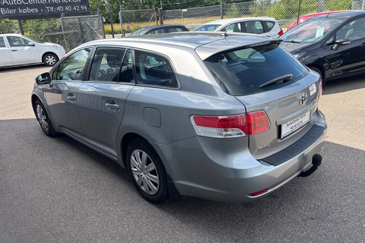 Grå Toyota Avensis fra 2012