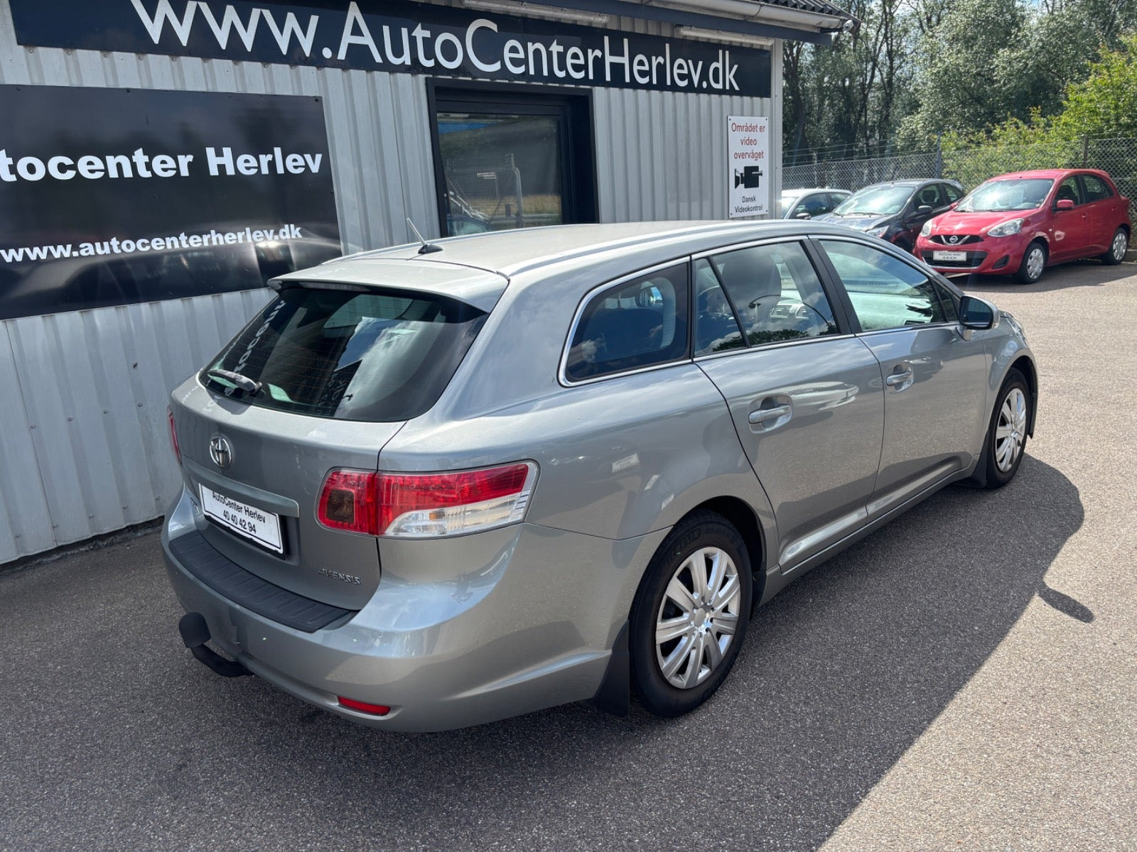 Grå Toyota Avensis fra 2012