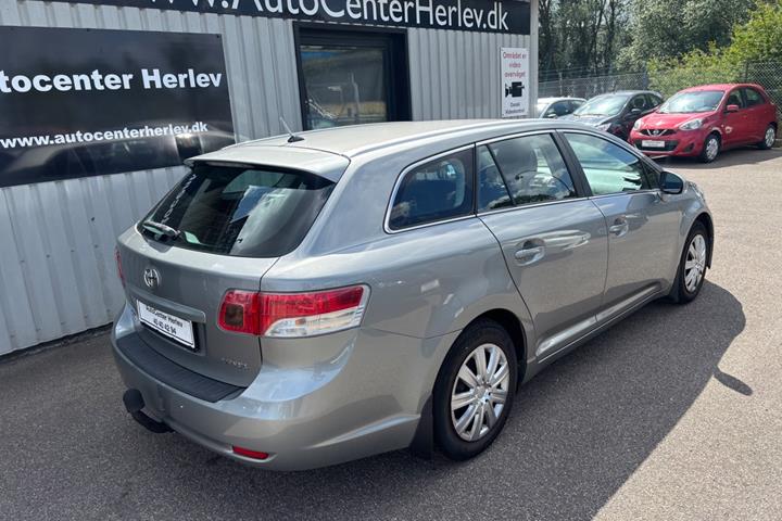 Grå Toyota Avensis fra 2012