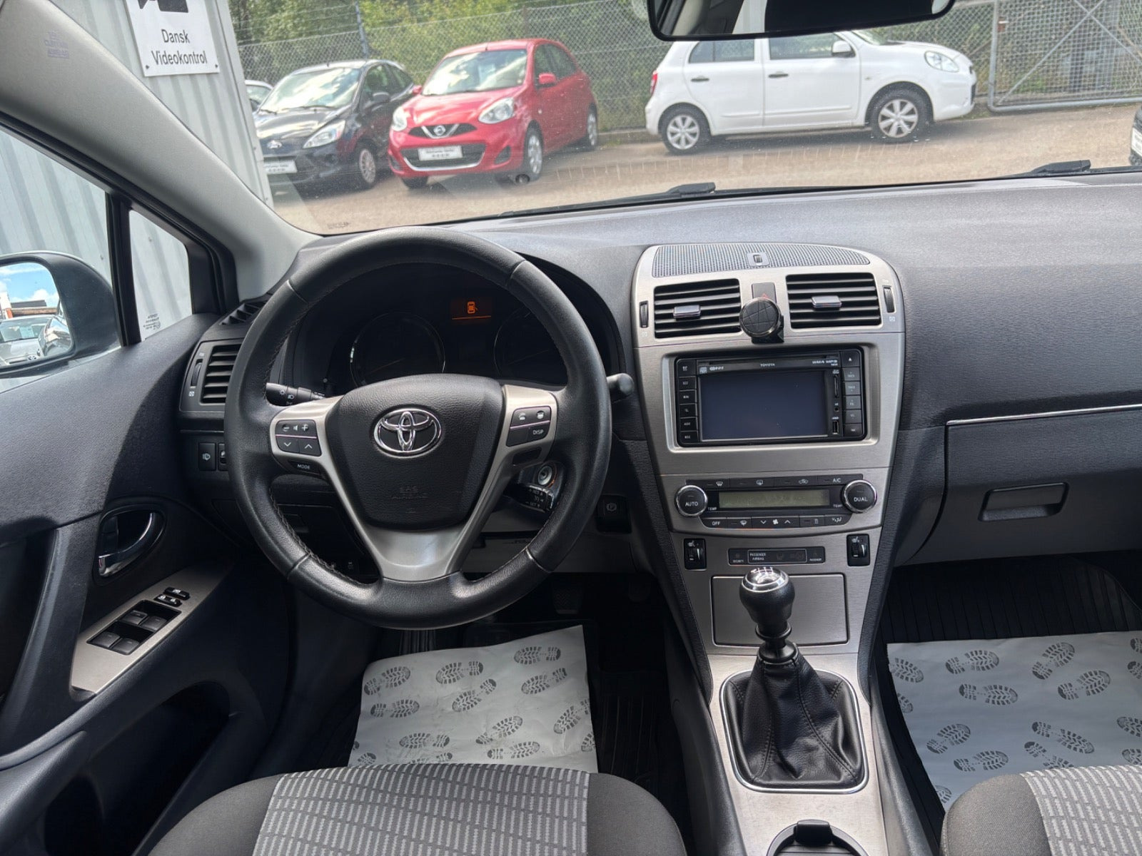 Grå Toyota Avensis fra 2012