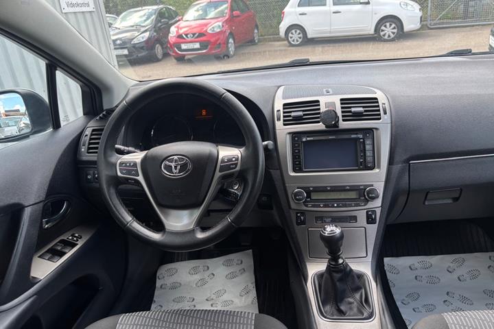 Grå Toyota Avensis fra 2012