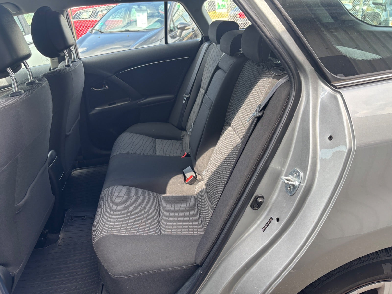 Grå Toyota Avensis fra 2012
