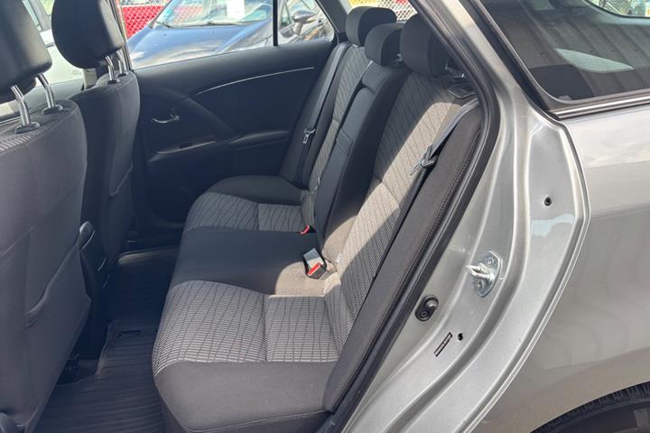 Grå Toyota Avensis fra 2012