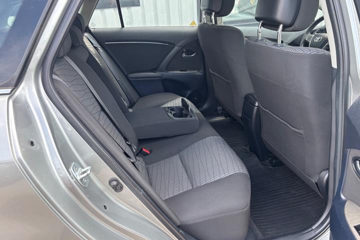 Grå Toyota Avensis fra 2012