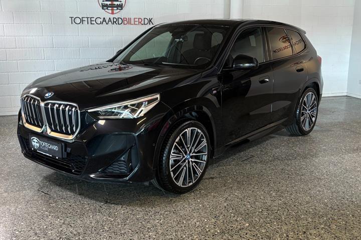 Sort BMW iX1 fra 2023 set udefra