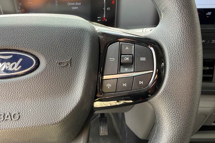 Hvid Ford Transit Custom 320 L2 fra 2025