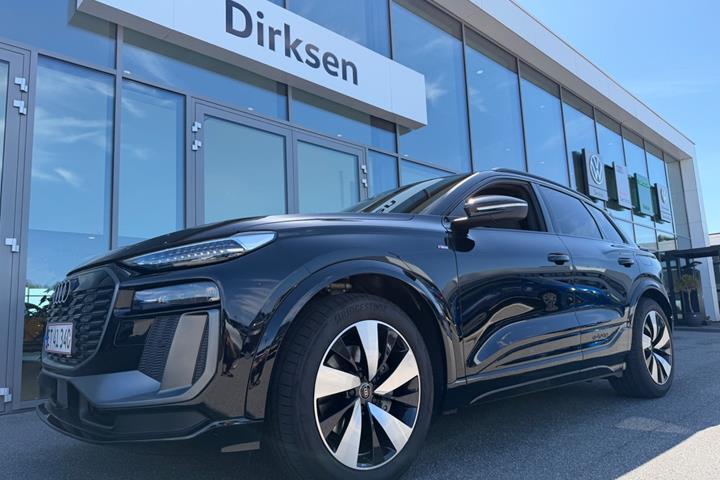 Grå Audi Q6 e-tron fra 2024 set udefra