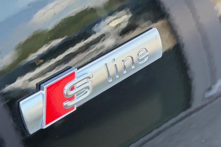 Grå Audi Q6 e-tron fra 2024