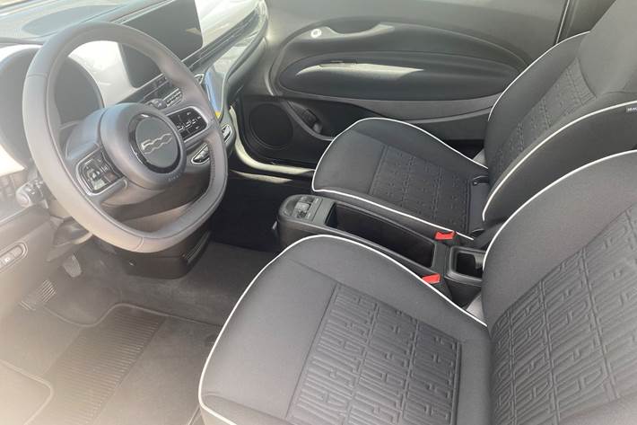 Hvid Fiat 500e fra 2023