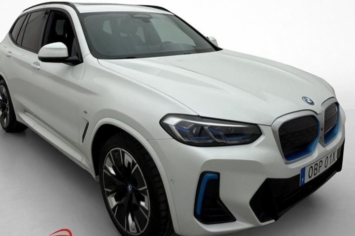 Hvid BMW iX3 fra 2022 set udefra