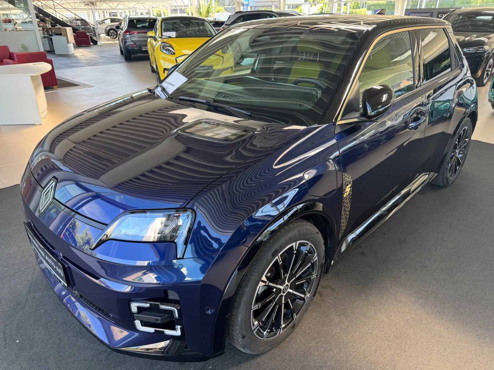 Blå Renault 5 E-Tech fra 2025