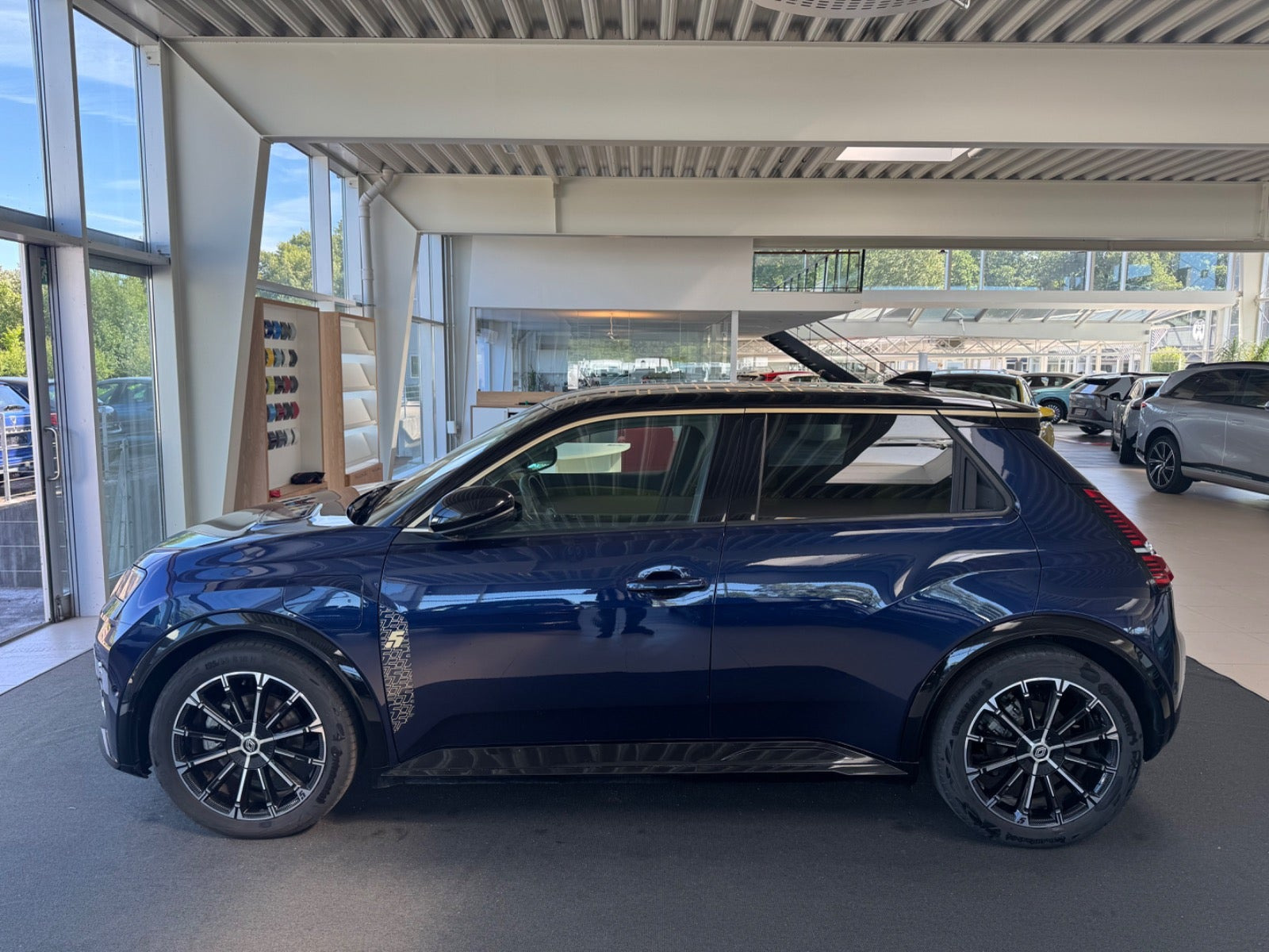 Blå Renault 5 E-Tech fra 2025