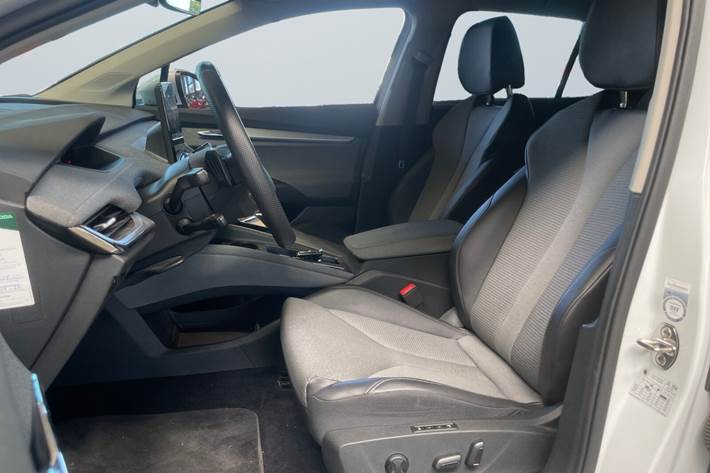 Hvid Skoda Enyaq fra 2023