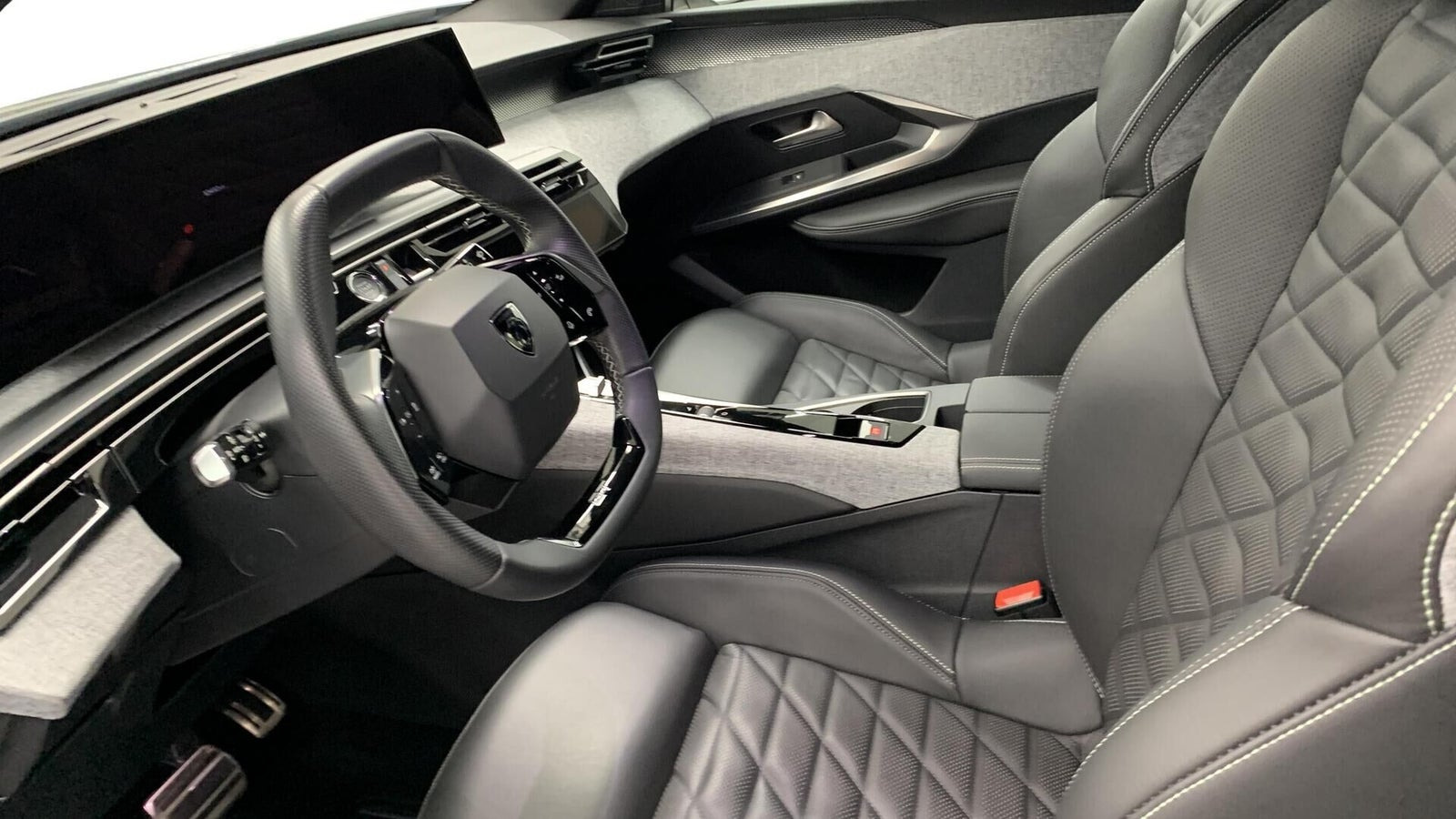 Blå Peugeot e-5008 fra 2024