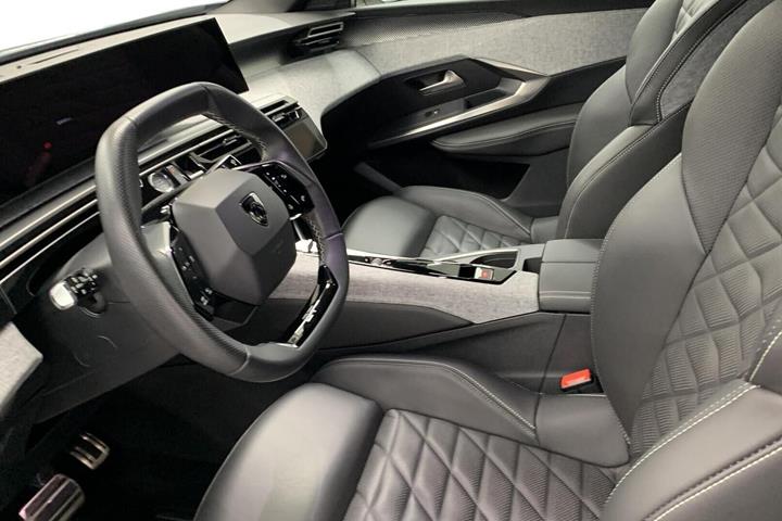 Blå Peugeot e-5008 fra 2024