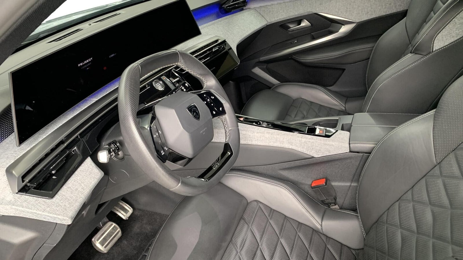 Blå Peugeot e-5008 fra 2025