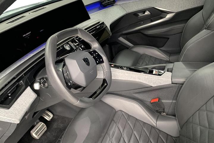 Blå Peugeot e-5008 fra 2025