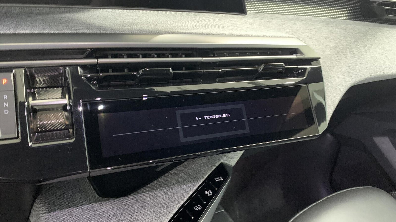 Blå Peugeot e-5008 fra 2025