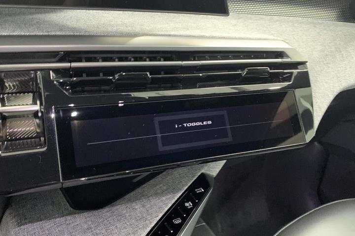 Blå Peugeot e-5008 fra 2025