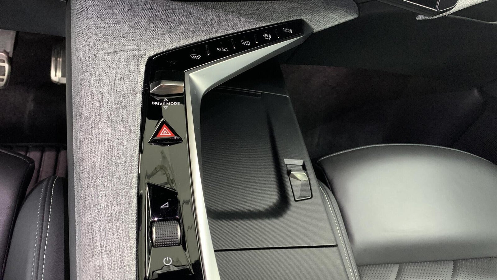 Blå Peugeot e-5008 fra 2025