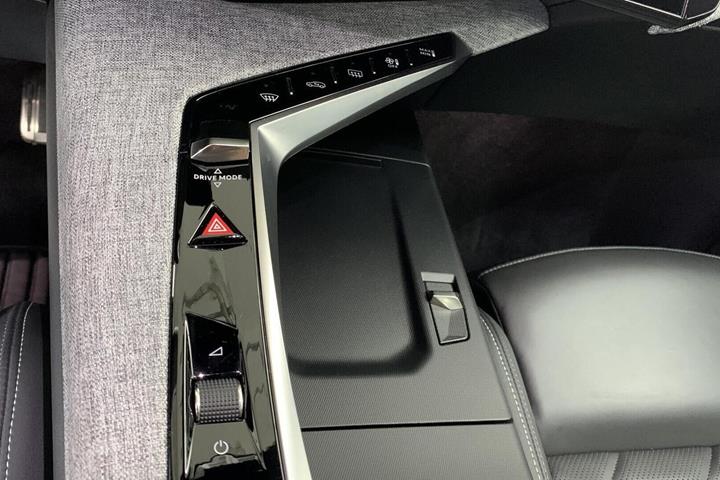 Blå Peugeot e-5008 fra 2025