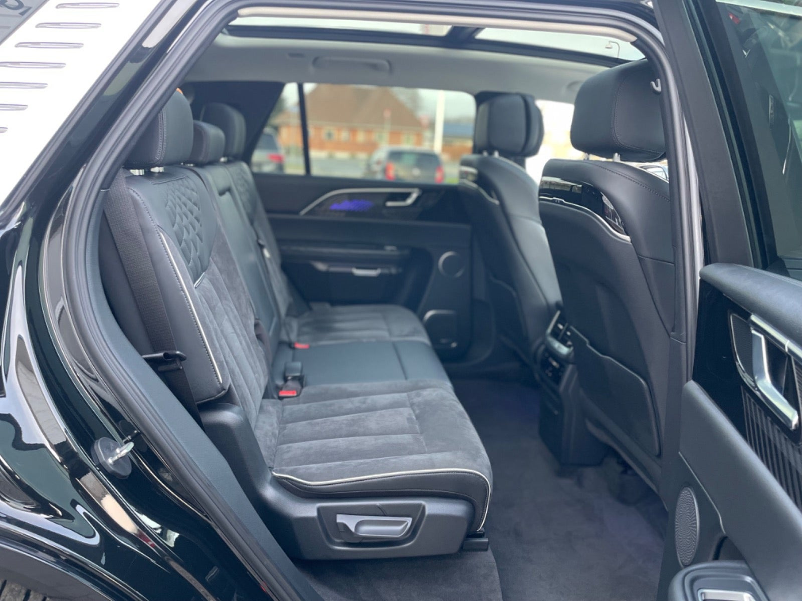 Sort Hongqi E-HS9 fra 2024
