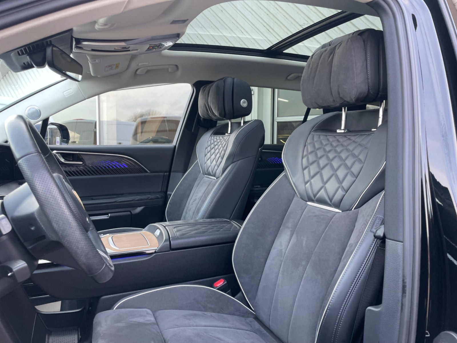 Sort Hongqi E-HS9 fra 2024