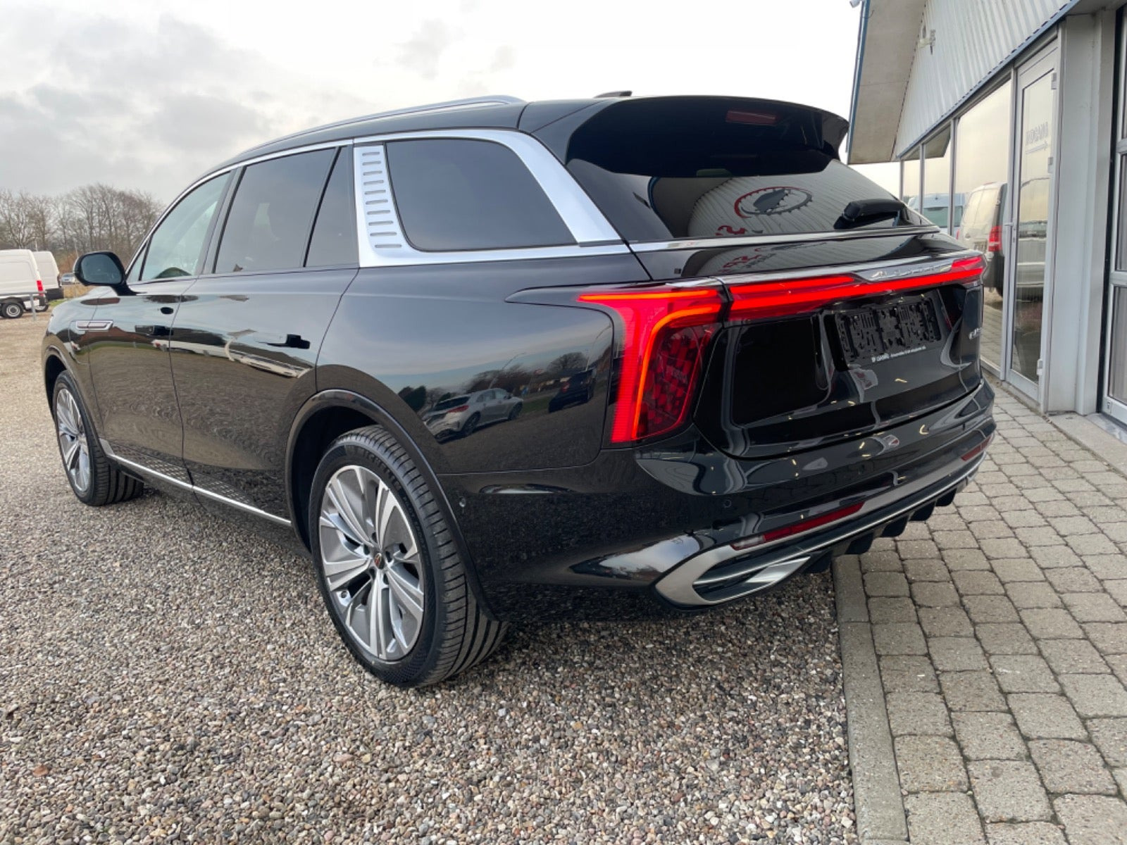 Sort Hongqi E-HS9 fra 2024
