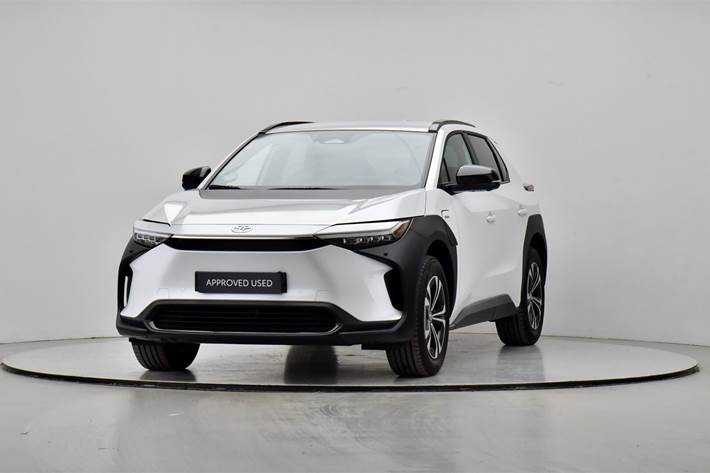 Hvid Toyota BZ4X fra 2025