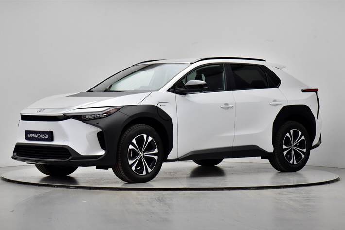 Hvid Toyota BZ4X fra 2025