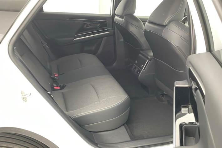 Hvid Toyota BZ4X fra 2025
